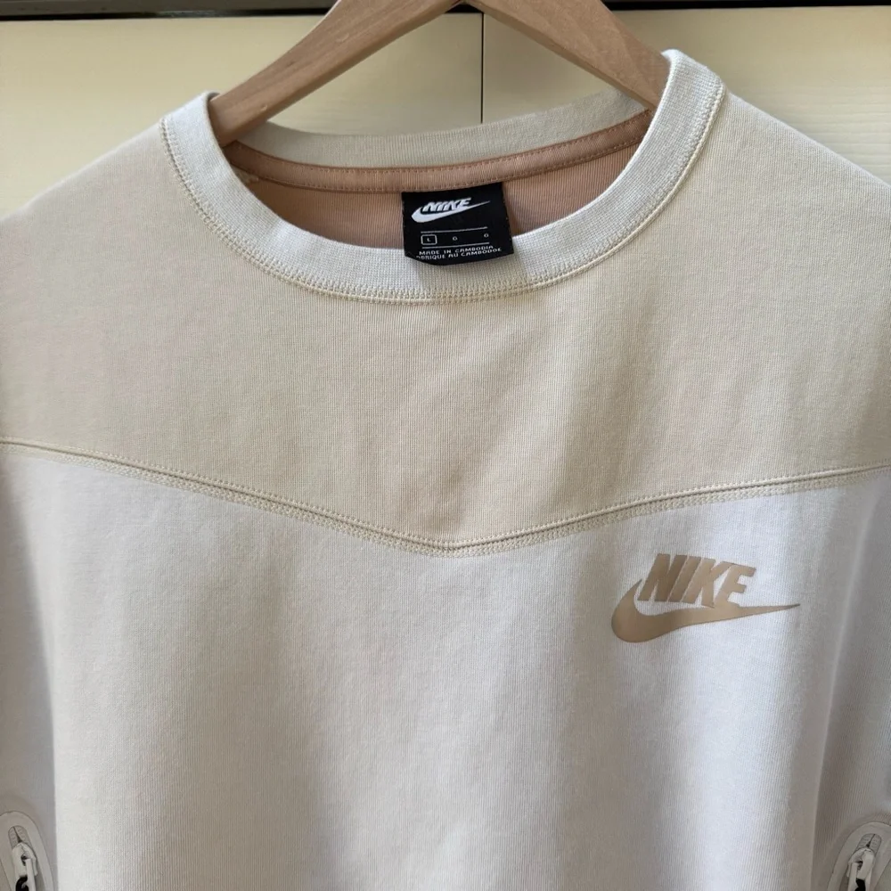 Nike Sportswear Tech Fleece Crewneck Cropped Sweatshirt Women’s size large